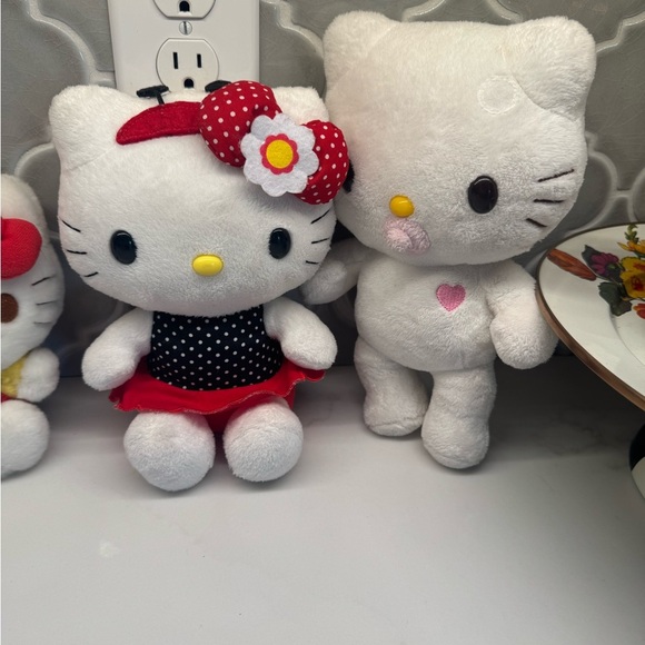 Hello Kitty Plush - Picture 2 of 8